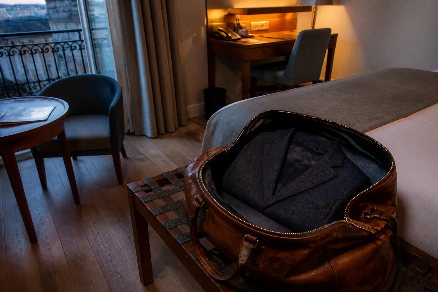 Costume dans un sac de voyage en cuir : la méthode de pliage