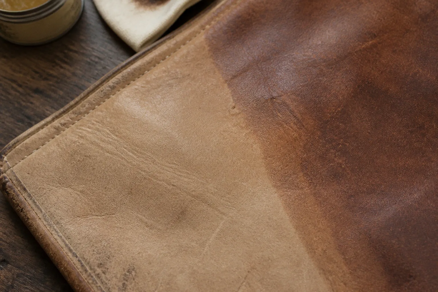 Huile pour cuir vintage : le foncissage avant-après